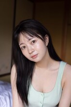 江籠裕奈の卒業写真集「限りなく、恋だと思う」より。（撮影：青山裕企）
