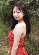 江籠裕奈の卒業写真集「限りなく、恋だと思う」通常版表紙。（撮影：青山裕企）