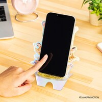 「マツケンサンバ アクリルスマホ スタンド （パーティータイム）」使用イメージ。