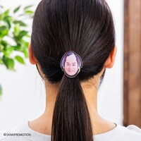 「マツケンサンバ 大きな笑顔の髪留め （スマイル）」使用イメージ。