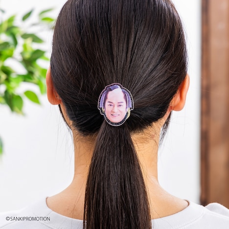 「マツケンサンバ 大きな笑顔の髪留め （スマイル）」使用イメージ。