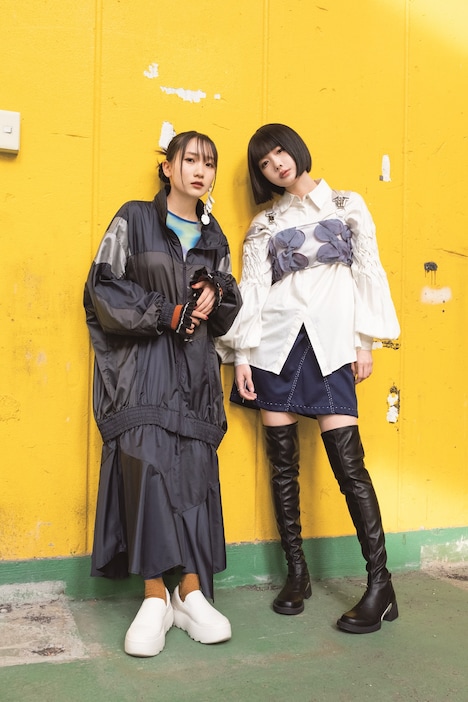 左から幾田りら（YOASOBI）、あの。