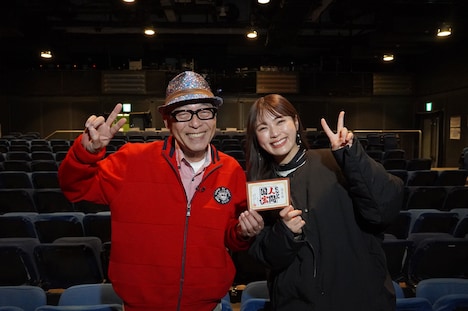 左から円広志、渋谷凪咲(NMB48)。(c)関西テレビ