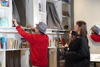 左から円広志、渋谷凪咲（NMB48）。(c)関西テレビ