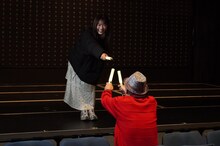 左から渋谷凪咲（NMB48）、円広志。(c)関西テレビ