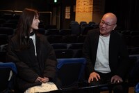 左から渋谷凪咲（NMB48）、金子剛。(c)関西テレビ