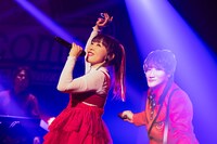 atsuko（左）とKATSUの等身大パネル（右）。（撮影：釘野孝宏）