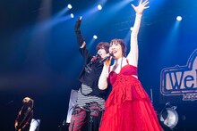 デュエットする蒼井翔太（左）とatsuko（右）。（撮影：釘野孝宏）