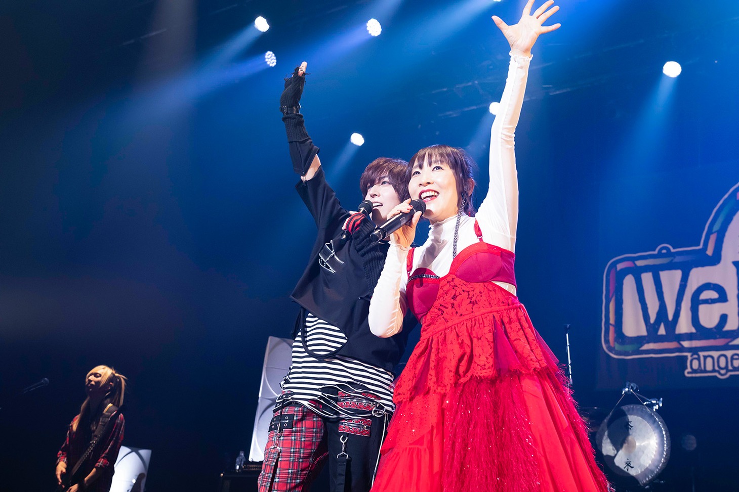 デュエットする蒼井翔太（左）とatsuko（右）。（撮影：釘野孝宏）