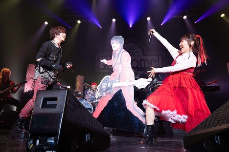 KATSUのパネルを挟んで歌う蒼井翔太（左）とatsuko（右）。（撮影：釘野孝宏）