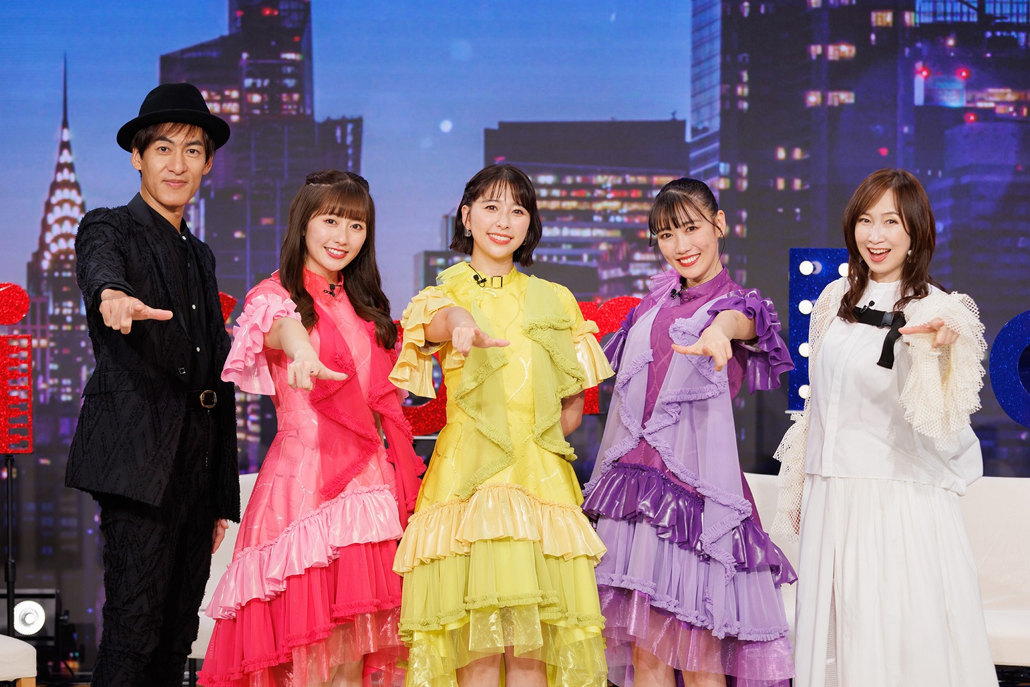 左から酒井ミキオ、佐々木彩夏、玉井詩織、高城れに、森口博子。
