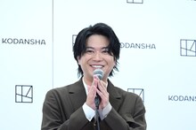 メンバーから「おめでとう」と言われた際のことを再現する加藤シゲアキ（NEWS）。