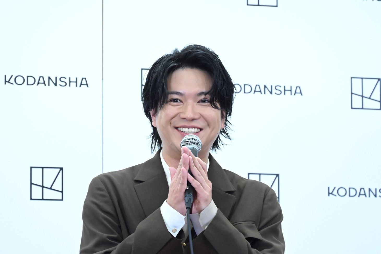 メンバーから「おめでとう」と言われた際のことを再現する加藤シゲアキ（NEWS）。