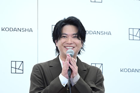メンバーから「おめでとう」と言われた際のことを再現する加藤シゲアキ(NEWS)。