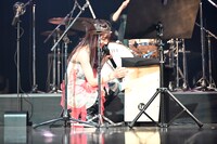 カホンを叩いてみた真山りか。