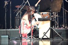 カホンを叩いてみた真山りか。