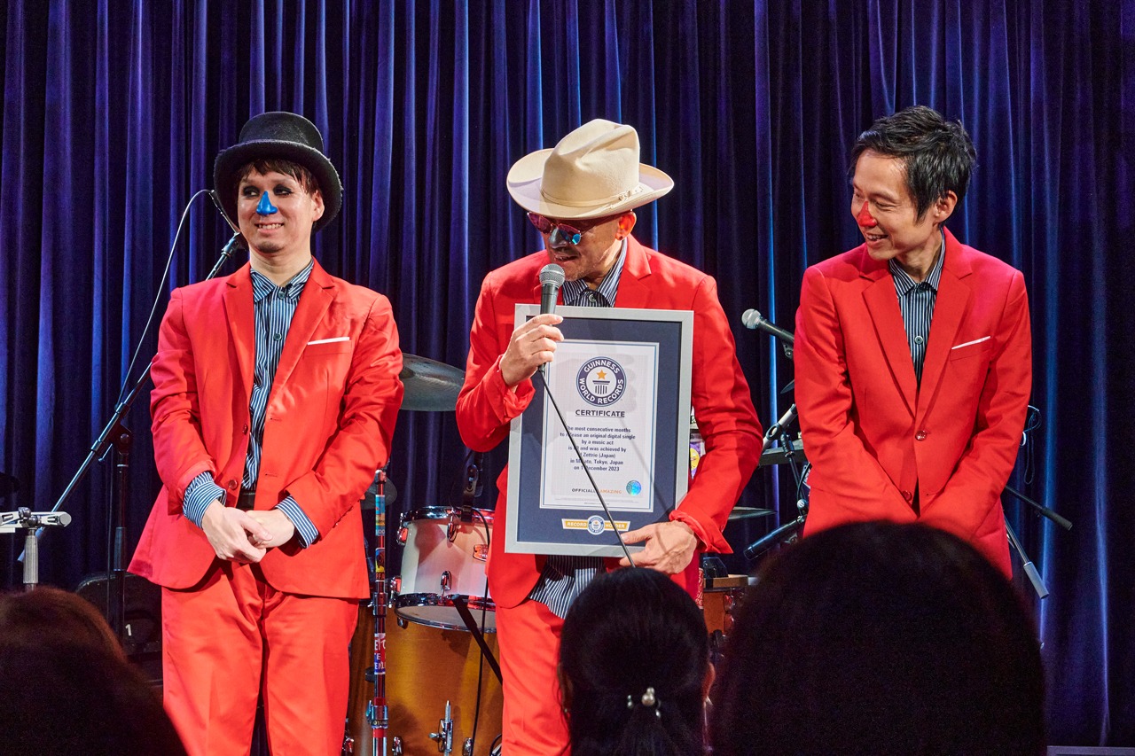 「H ZETTRIO LIVE 2023 祝 -60ヶ月連続配信達成記念-」2日目の2ndステージより、ギネス認定証贈呈式の様子。（Photo by ViVi Koharu）