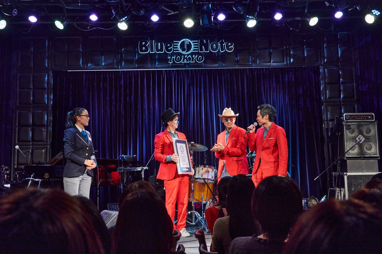 「H ZETTRIO LIVE 2023 祝 -60ヶ月連続配信達成記念-」2日目の2ndステージより、ギネス認定証贈呈式の様子。（Photo by ViVi Koharu）