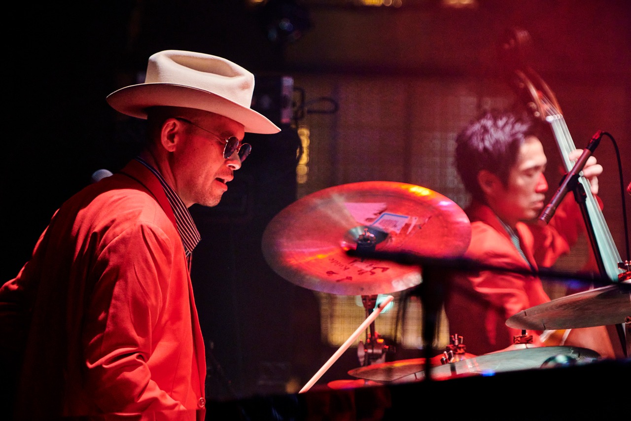 H ZETT KOU（Dr）（Photo by ViVi Koharu）