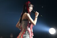 「Anytime, Anywhere」で、エビ中ファミリーにシンガロングを呼びかける真山りか。