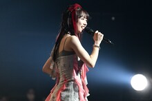 「Anytime, Anywhere」で、エビ中ファミリーにシンガロングを呼びかける真山りか。