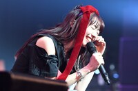 配信カメラに向かってアピールする真山りか。