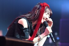 配信カメラに向かってアピールする真山りか。