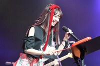 「日記」でグロッケンを叩く真山りか。