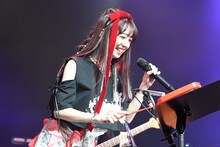 「日記」でグロッケンを叩く真山りか。