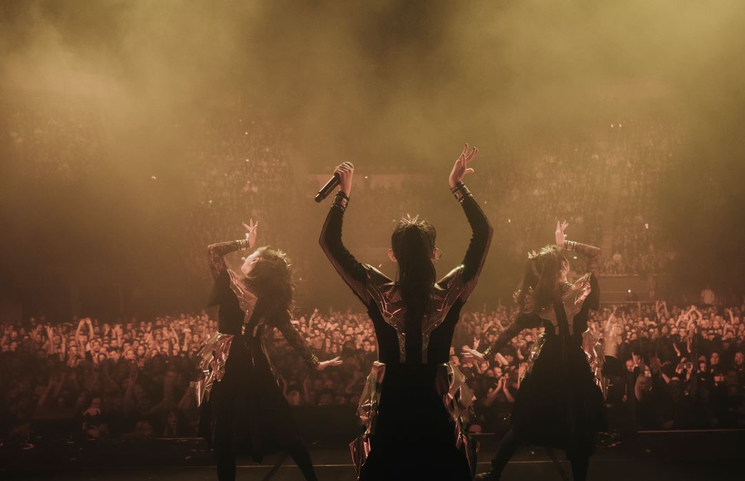 「BABYMETAL WORLD TOUR 2023 EU & UK」の様子。（Photo by Carlos Guasch）