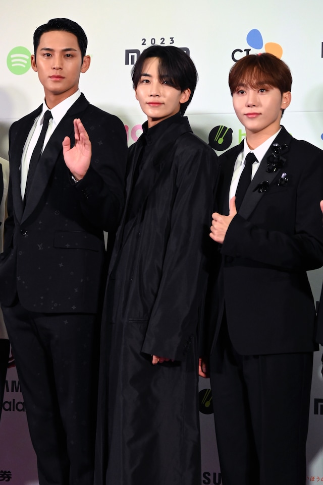 JEONGHAN（中央）