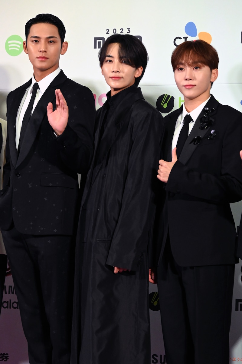 JEONGHAN（中央）