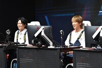 左から加藤シゲアキ、小山慶一郎。 (c)TBS