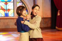 悲鳴を上げる生見愛瑠と木南晴夏。(c)日本テレビ