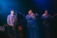 左から武嶋聡（Sax, Fl）
、佐瀬悠輔（Tr）、KASHIF（G）。（撮影：Daiki Miura）