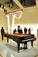 毛利悠子「そよぎ またはエコー」（部分を本展のために再構成）