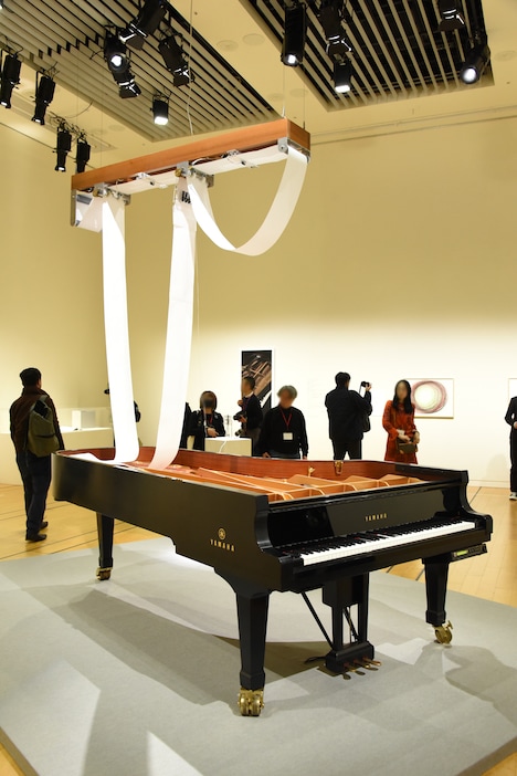 毛利悠子「そよぎ またはエコー」（部分を本展のために再構成）