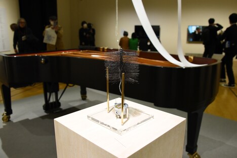 毛利悠子「そよぎ またはエコー」（部分を本展のために再構成）