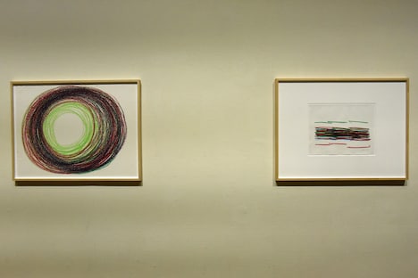 左から、李禹煥「祈り」、李禹煥「遥かなるサウンド」