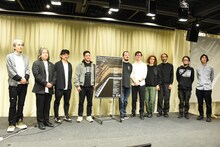 内覧会に訪れていた「坂本龍一トリビュート展 音楽/アート/メディア」に参加した作家たち。