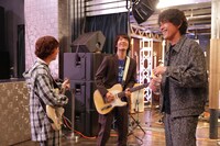 左からオカモトコウキ（OKAMOTO'S）、和田唱（TRICERATOPS）、江口洋介。