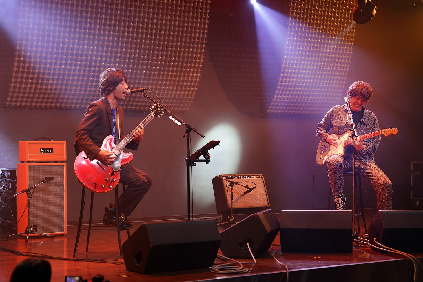 左から和田唱（TRICERATOPS）、江口洋介。
