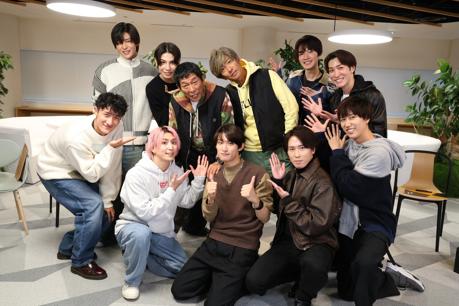 人気画像9位は「さんま＆木村拓哉の正月恒例『さんタク』にSnow Man登場！2チームに分かれてゲーム対決」より、明石家さんま、木村拓哉、Snow Man。(c)フジテレビ