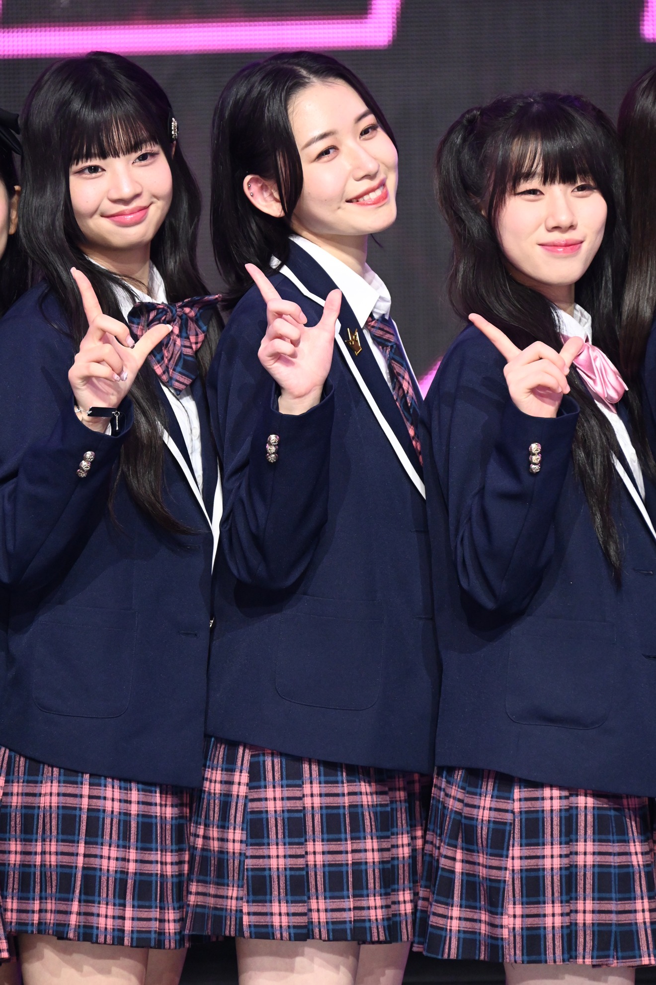 左から村上璃杏、笠原桃奈、高見文寧。