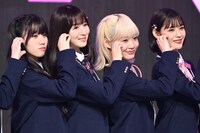 左から高見文寧、山本すず、飯田栞月、石井蘭。