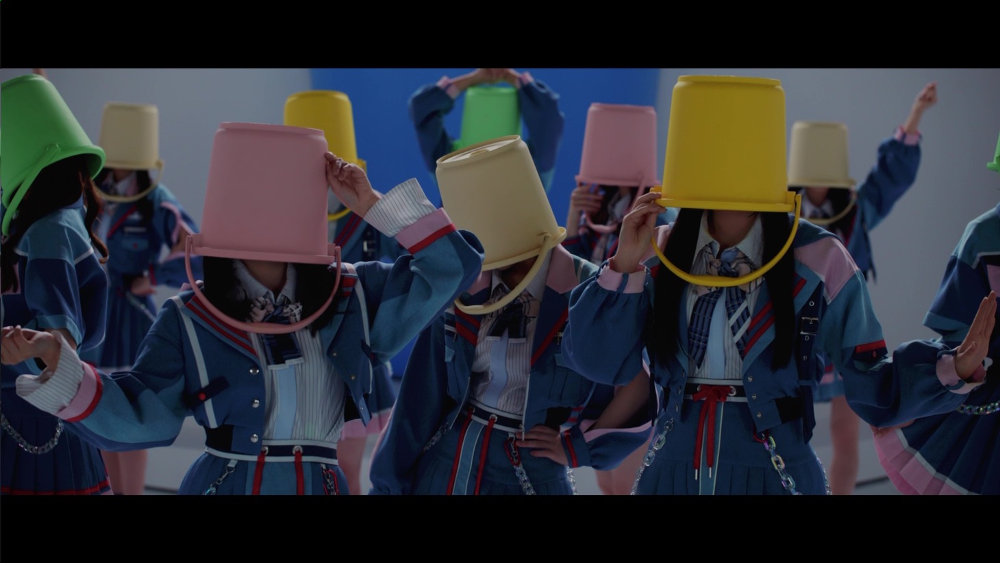 HKT48「バケツを被れ！」ミュージックビデオより。