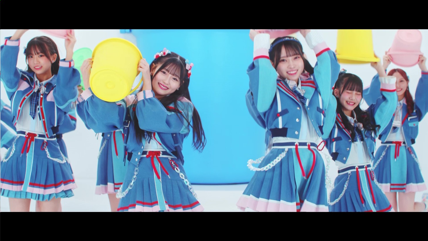 HKT48「バケツを被れ！」ミュージックビデオより。