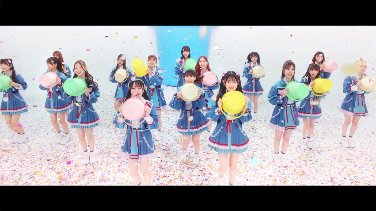 HKT48「バケツを被れ！」ミュージックビデオより。