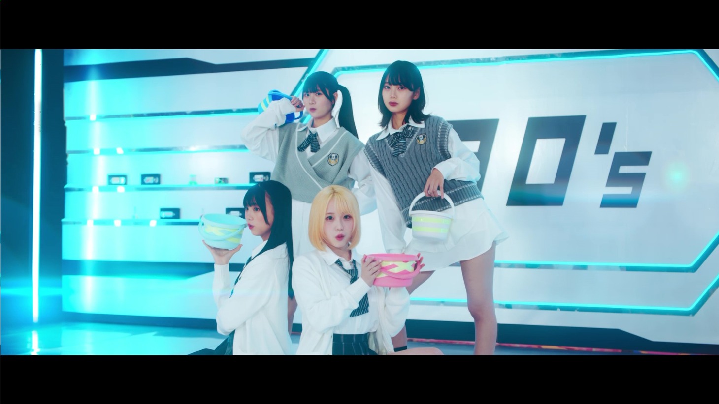 HKT48「バケツを被れ！」ミュージックビデオより。