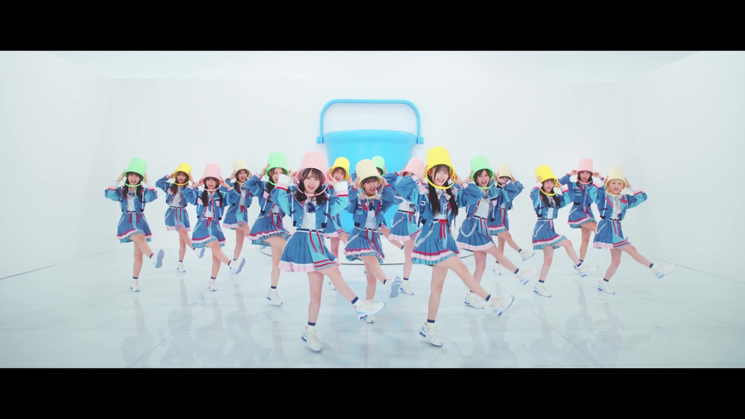 HKT48「バケツを被れ！」ミュージックビデオより。